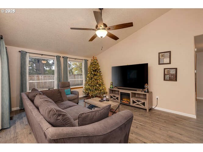 McMinnville, Oregon 97128, United States, 3 Bedrooms Bedrooms, ,2 BathroomsBathrooms,Residential,Active,242306