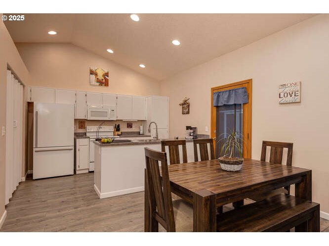 McMinnville, Oregon 97128, United States, 3 Bedrooms Bedrooms, ,2 BathroomsBathrooms,Residential,Active,242306