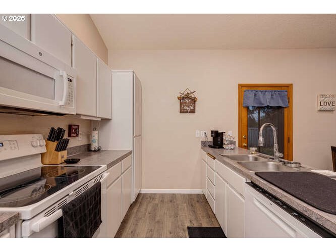 McMinnville, Oregon 97128, United States, 3 Bedrooms Bedrooms, ,2 BathroomsBathrooms,Residential,Active,242306