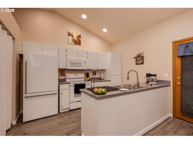 McMinnville, Oregon 97128, United States, 3 Bedrooms Bedrooms, ,2 BathroomsBathrooms,Residential,Active,242306