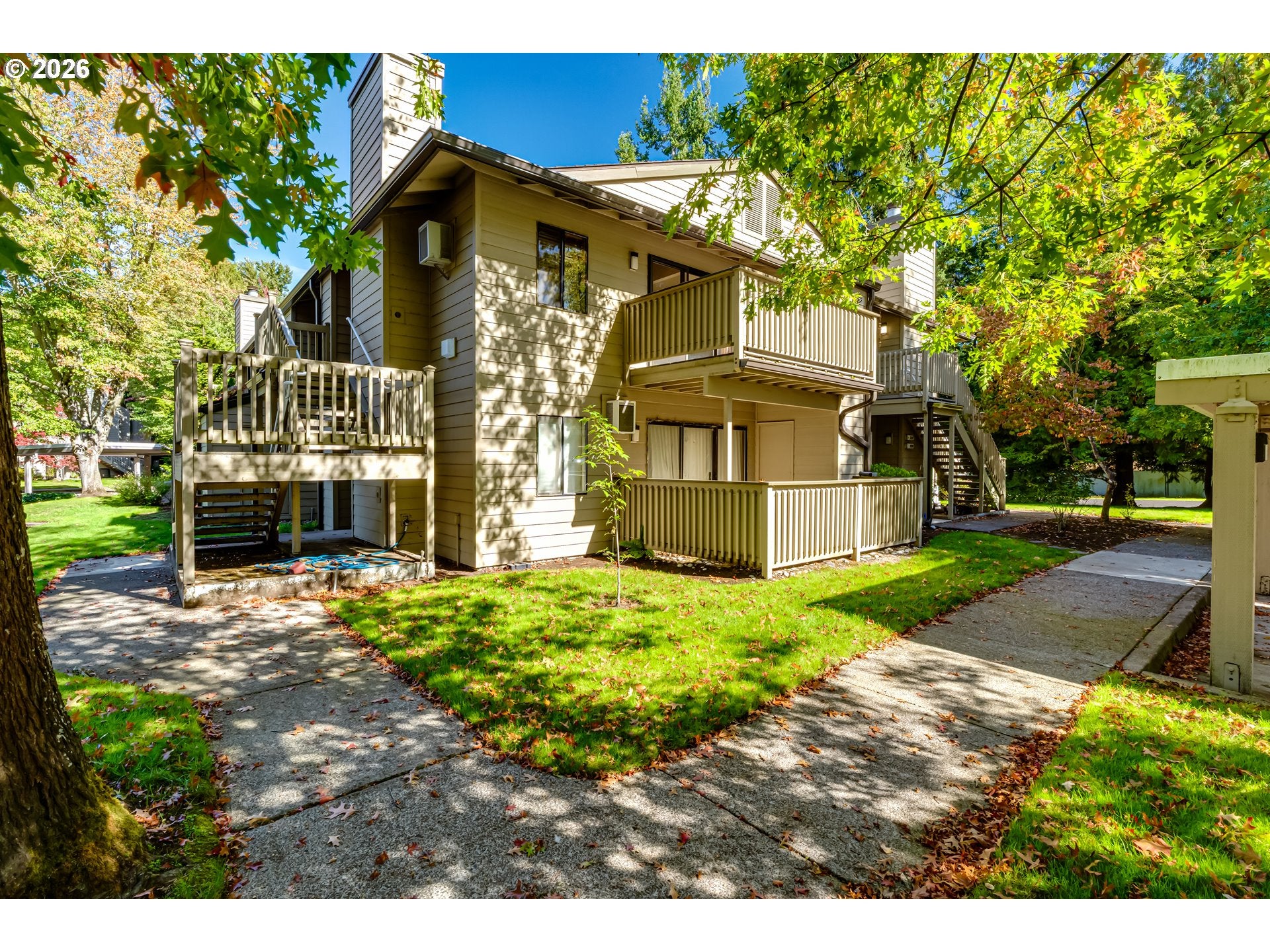 2083 LAKE ISLE DR