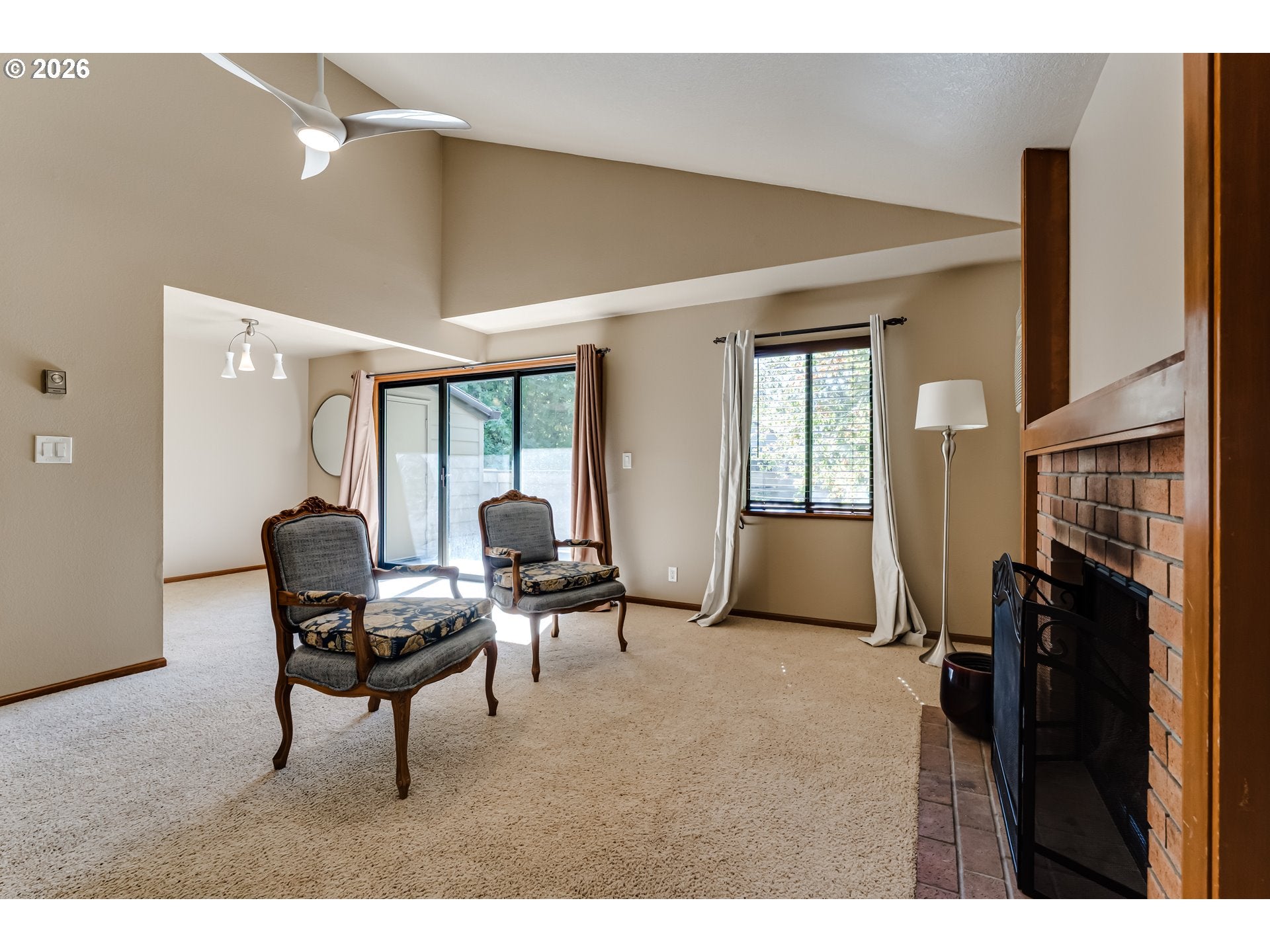 2083 LAKE ISLE DR
