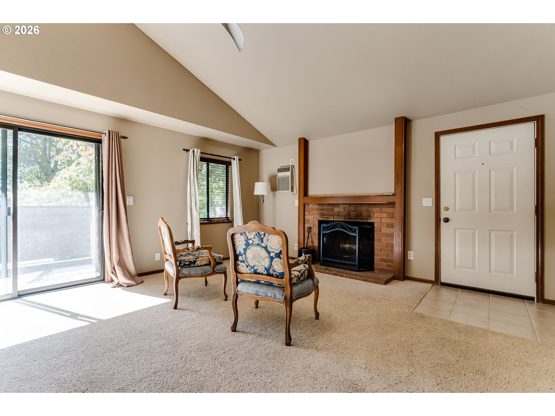 2083 LAKE ISLE DR