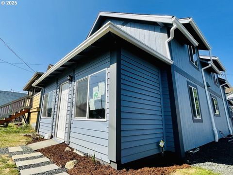 Photo of 951 S 2nd St, Coos Bay, OR 97420 (MLS # 118158940)