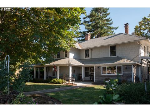 A home in Roseburg