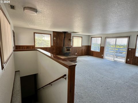 A home in Coos Bay