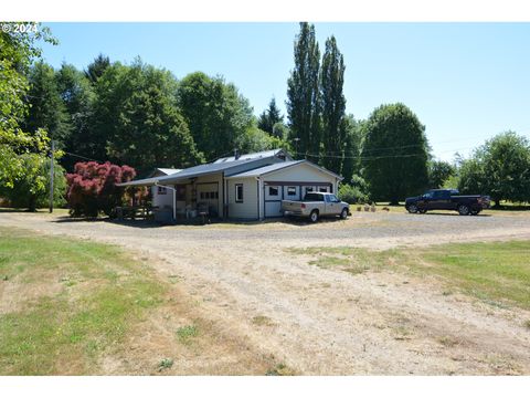 A home in Grays River