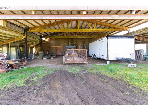 A home in Grays River