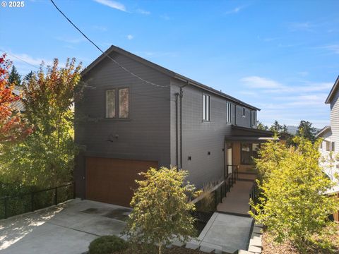 3718 SW HILLSIDE DR Portland OR 97221