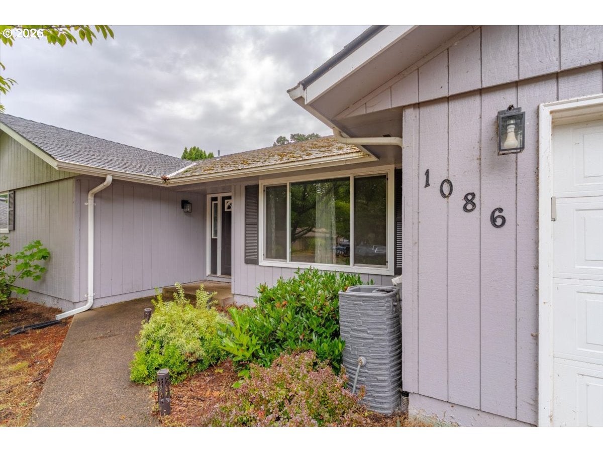 1086 HANOVER CT