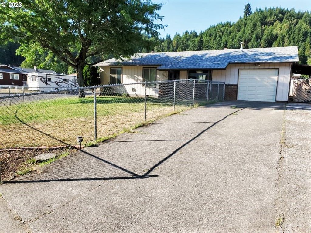 Photo for 47673 Commercial St, Oakridge, OR 97463 (MLS # 23101241)