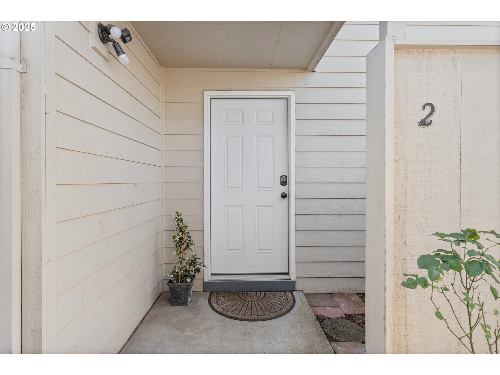 251 NE VILLAGE SQUIRE AVE 2