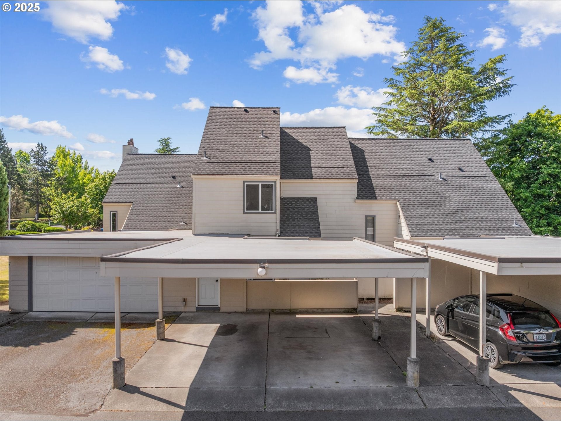 251 NE VILLAGE SQUIRE AVE 2