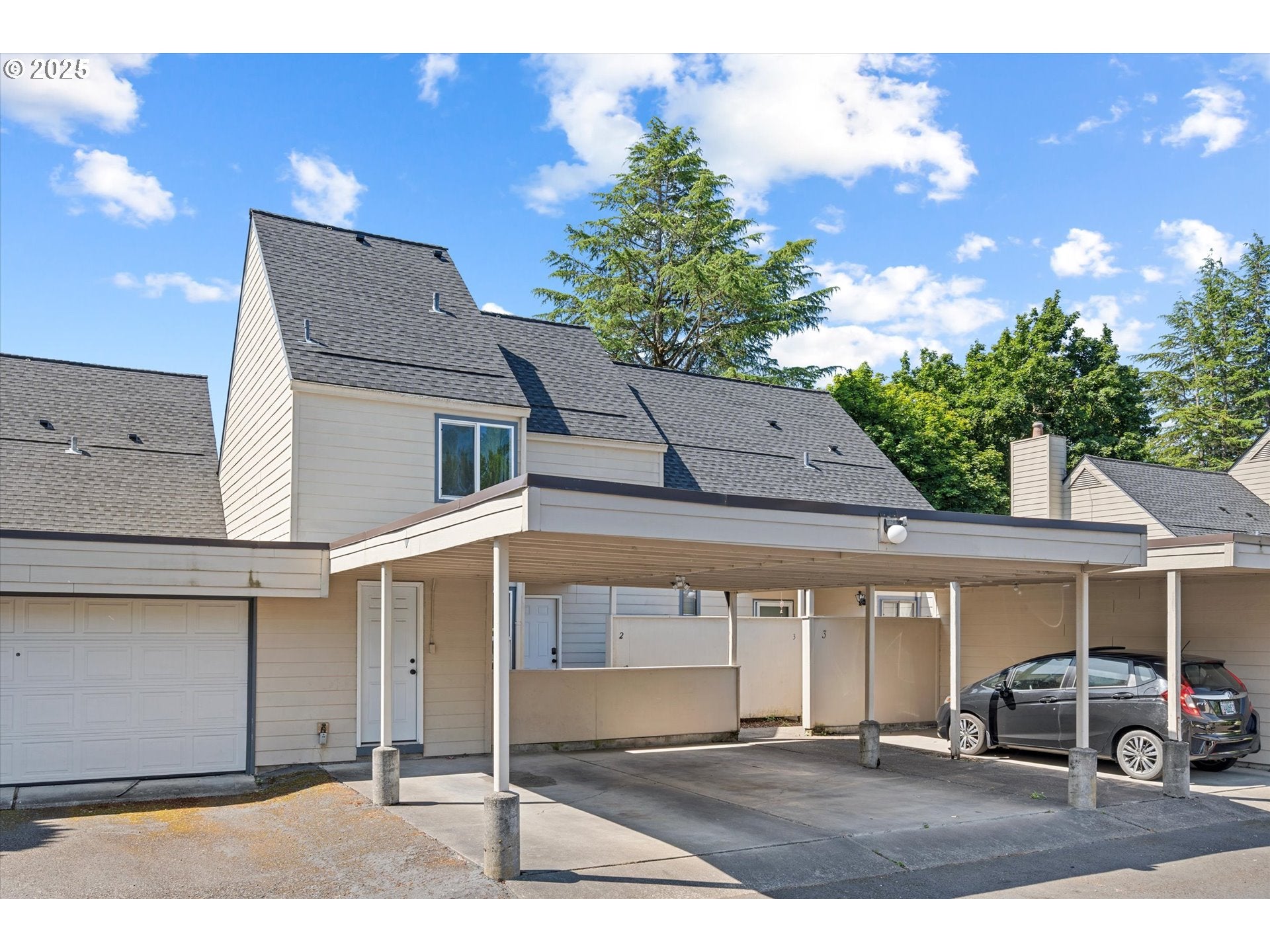 251 NE VILLAGE SQUIRE AVE 2