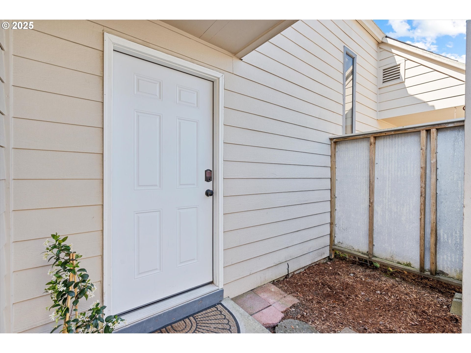 251 NE VILLAGE SQUIRE AVE 2