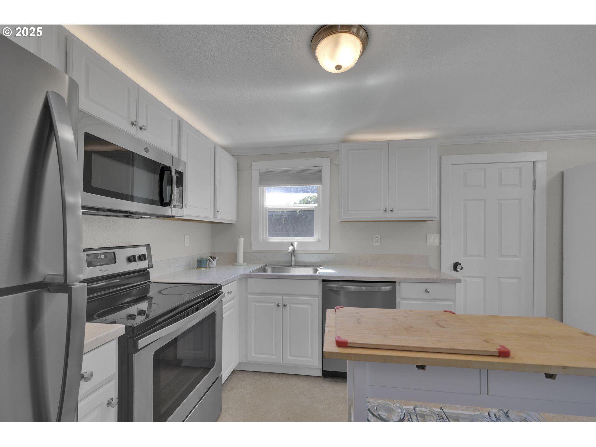 Eugene, Oregon 97404, United States, 2 Bedrooms Bedrooms, ,1 BathroomBathrooms,Residential,Active,192401