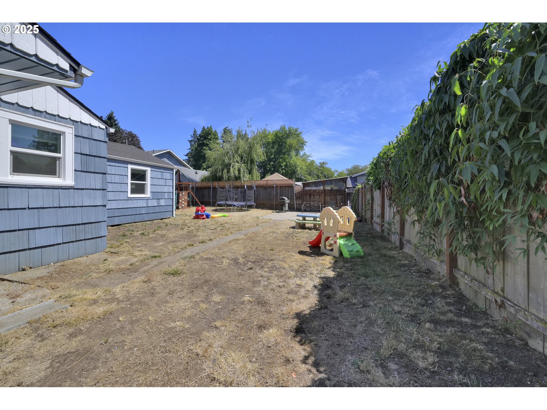 Eugene, Oregon 97404, United States, 2 Bedrooms Bedrooms, ,1 BathroomBathrooms,Residential,Active,192401