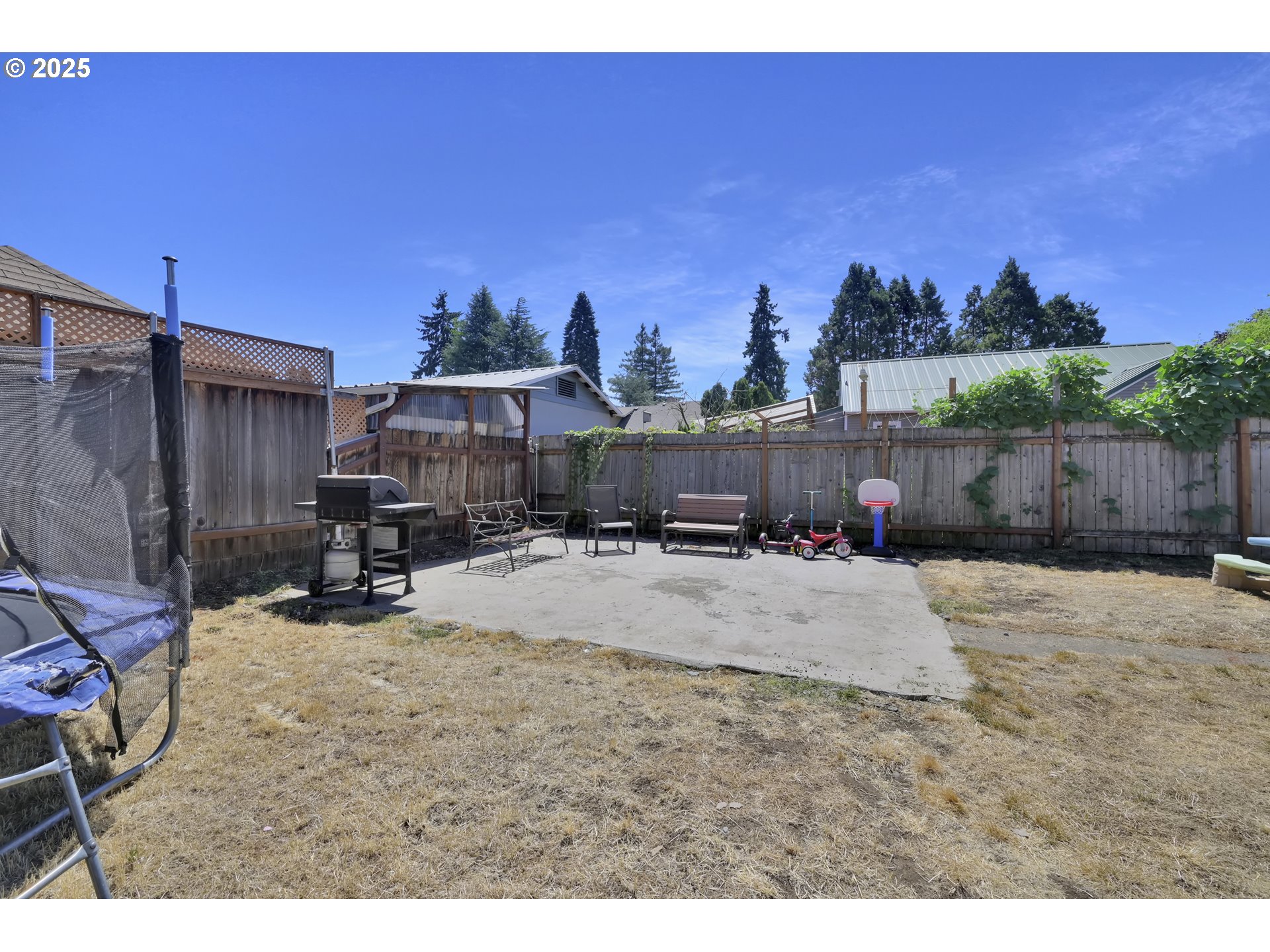 Eugene, Oregon 97404, United States, 2 Bedrooms Bedrooms, ,1 BathroomBathrooms,Residential,Active,192401