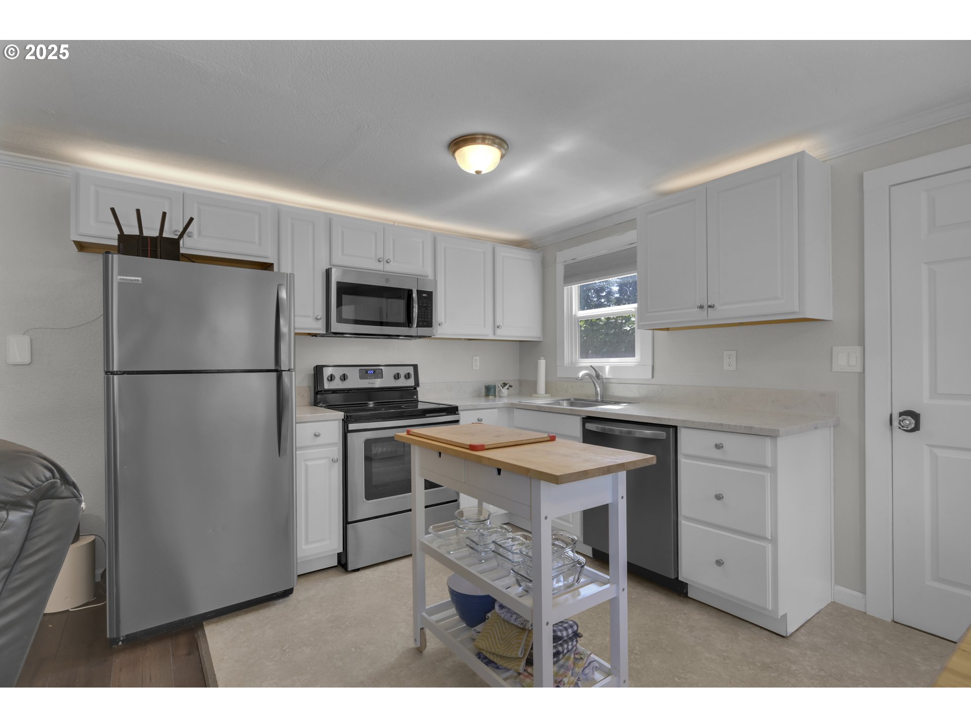 Eugene, Oregon 97404, United States, 2 Bedrooms Bedrooms, ,1 BathroomBathrooms,Residential,Active,192401