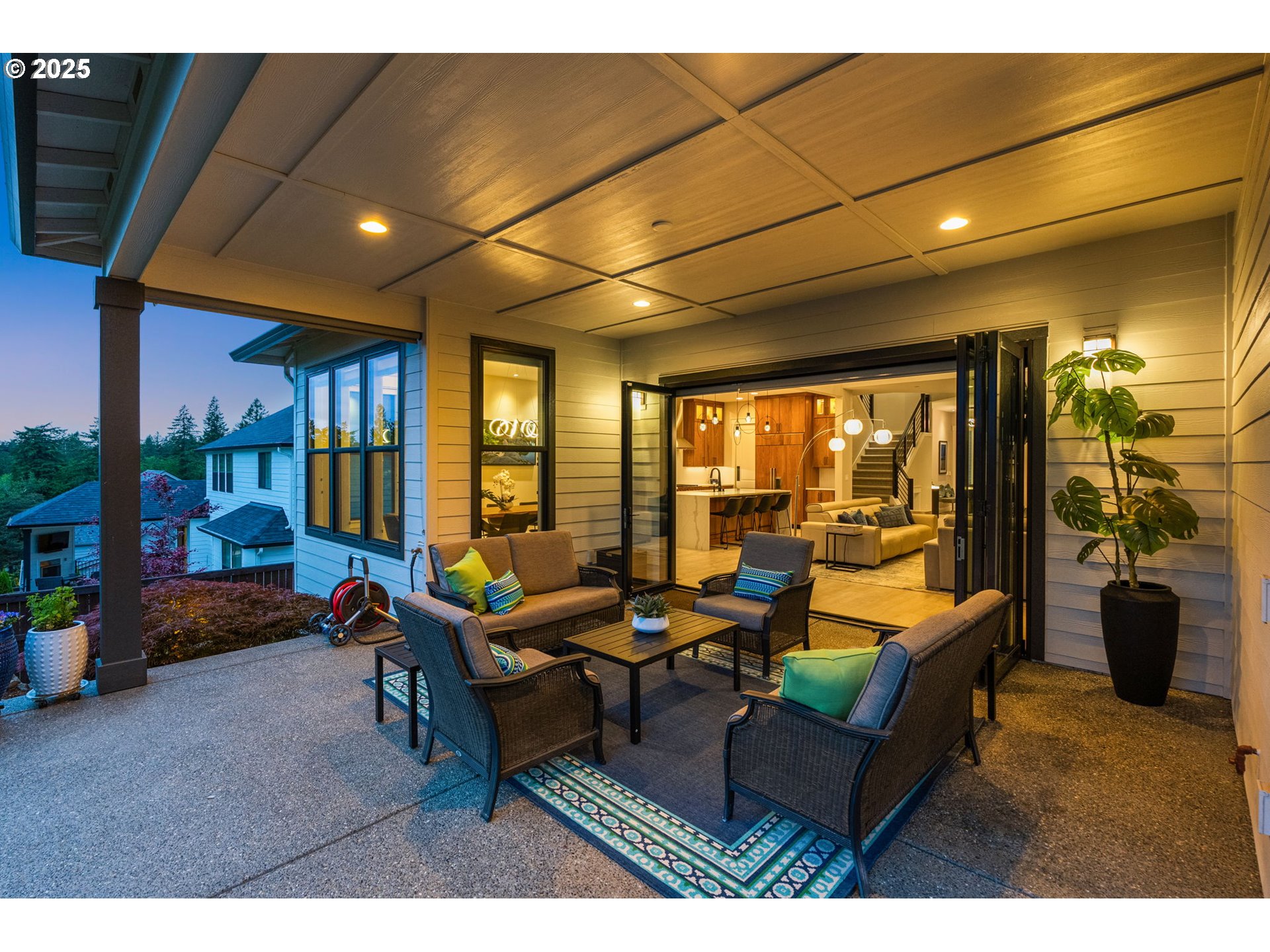 985 W Magnolia Loop