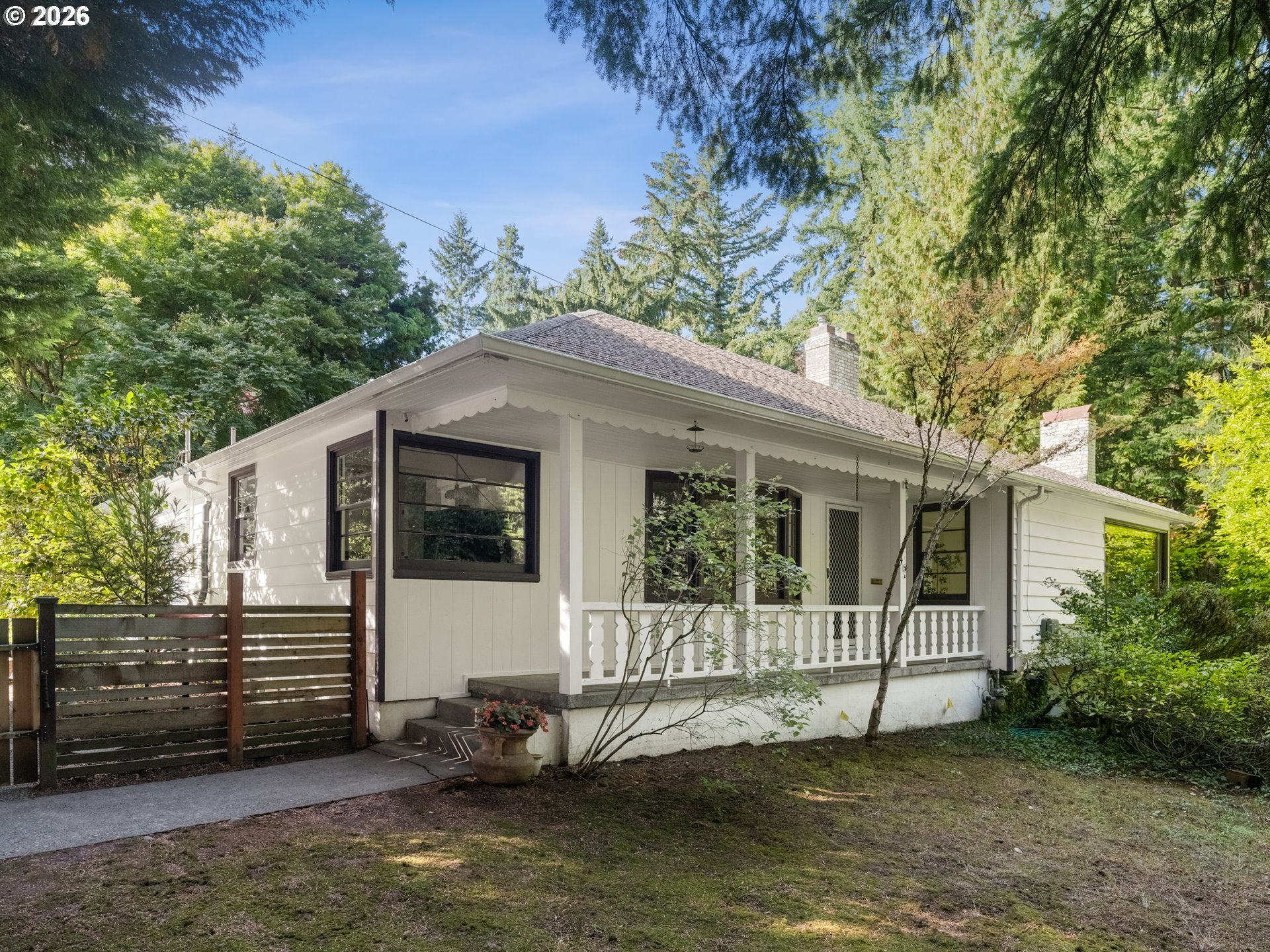 601 SW CHESTNUT ST — 3 bed 2 bath Single Family Residence