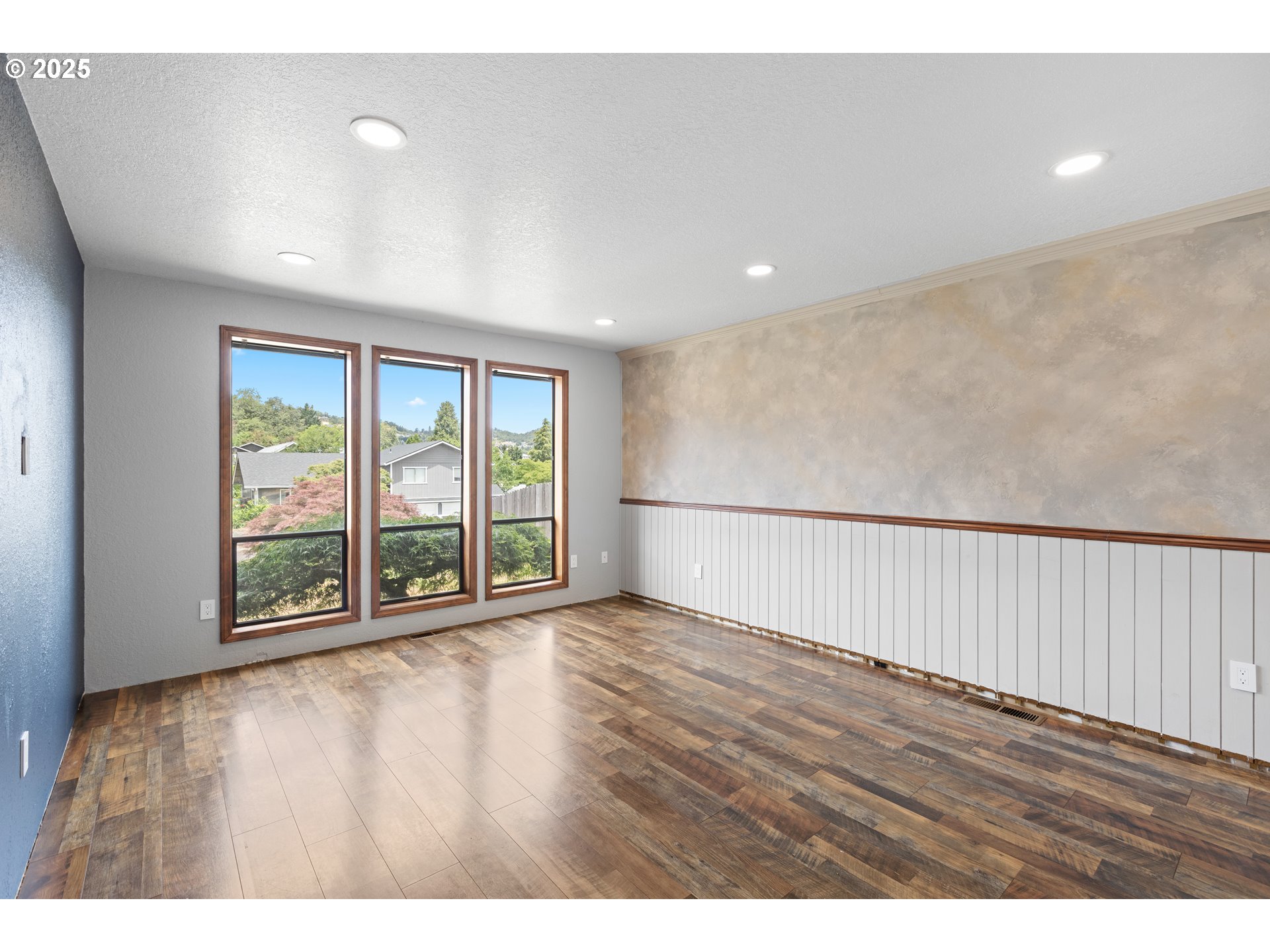 2445 LOMA VISTA DR