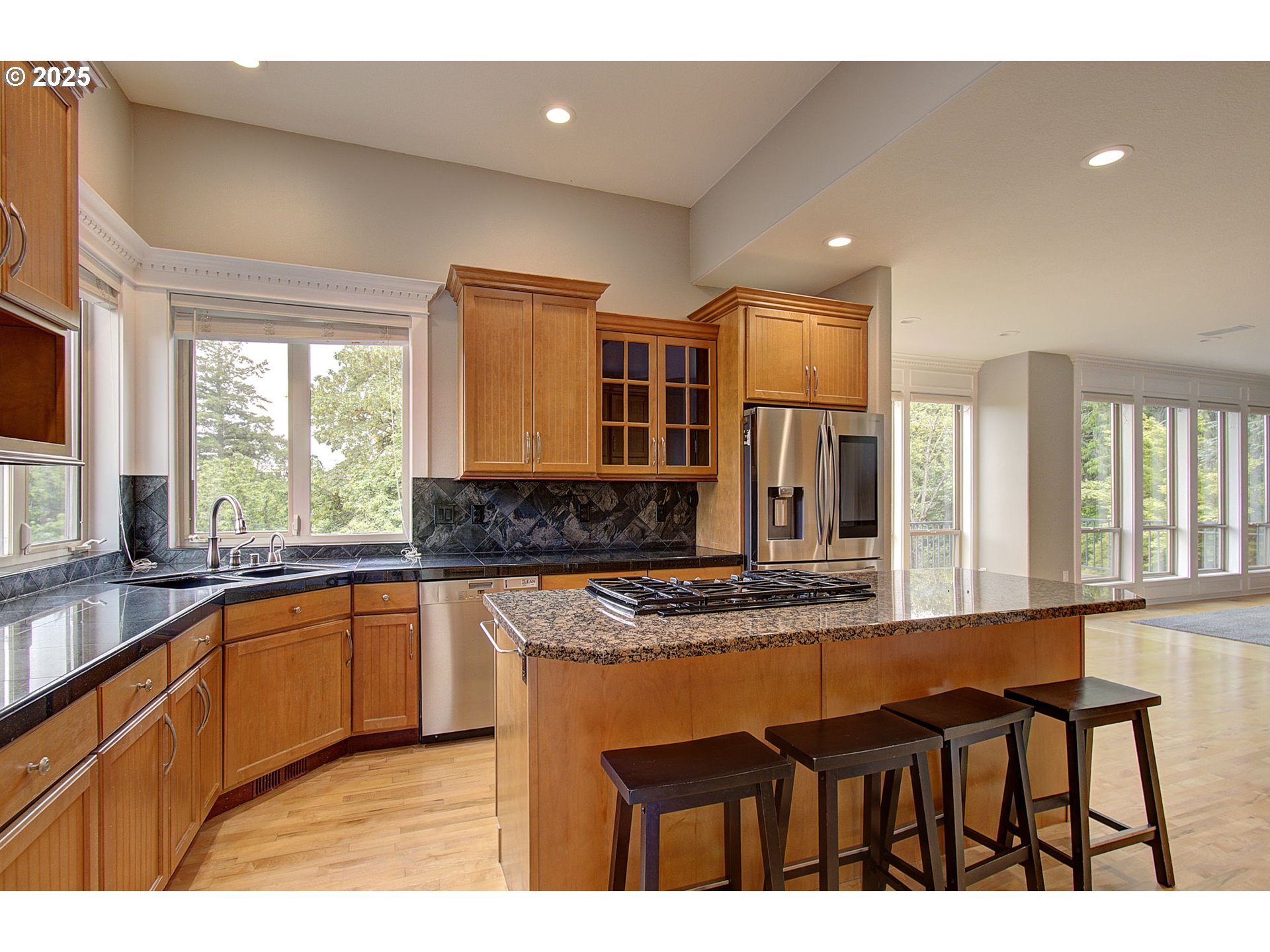 933 NW GRAND RIDGE DR