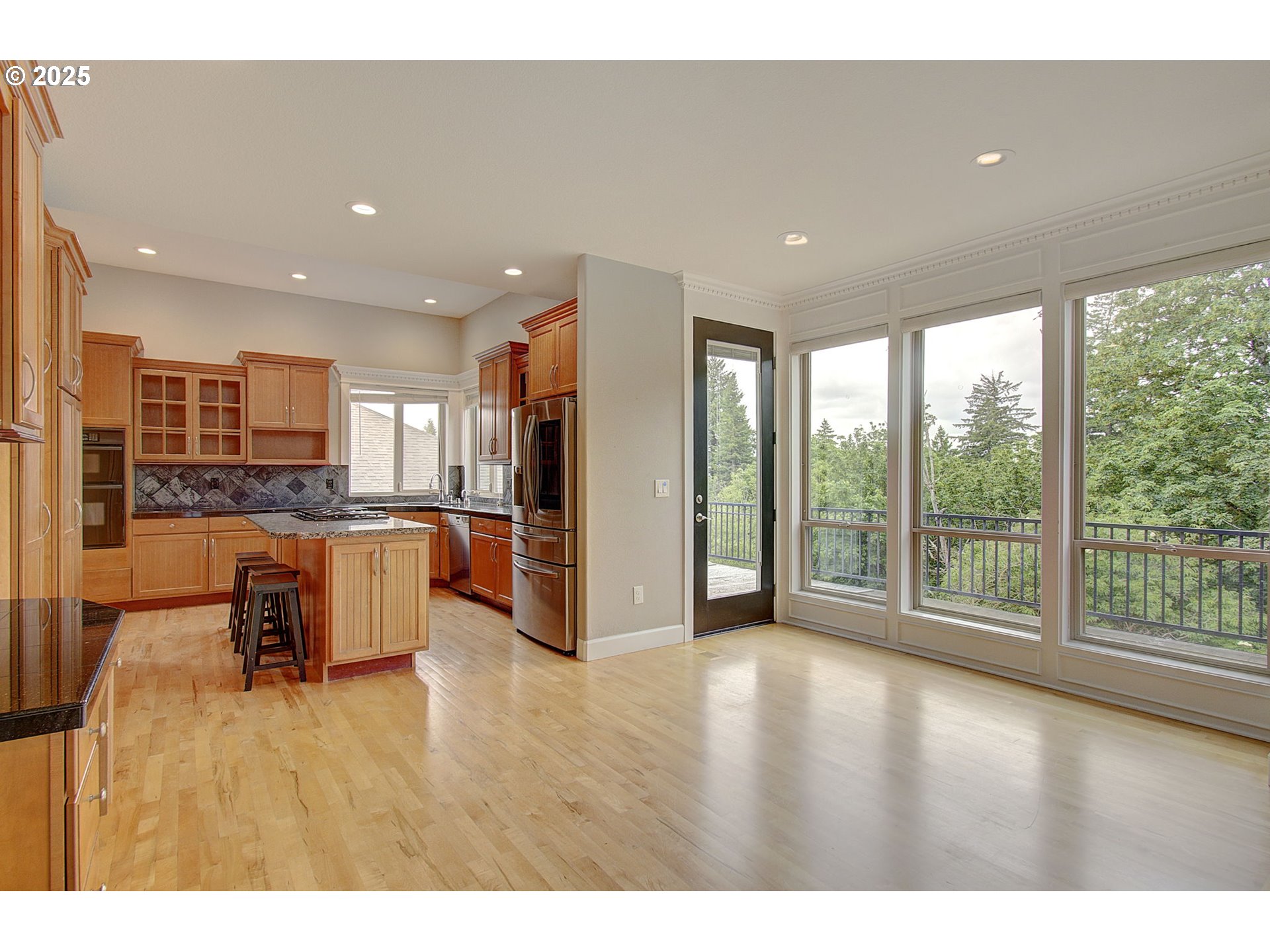 933 NW GRAND RIDGE DR