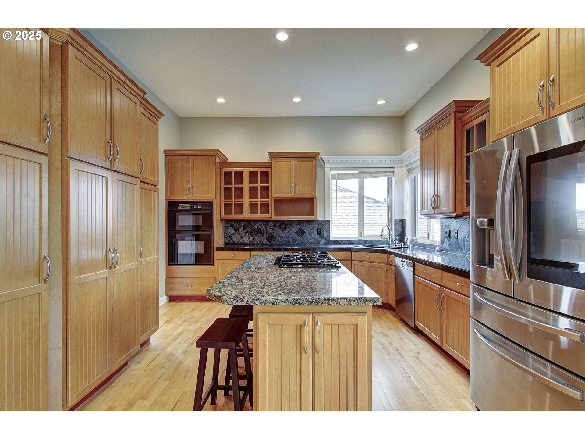 933 NW GRAND RIDGE DR
