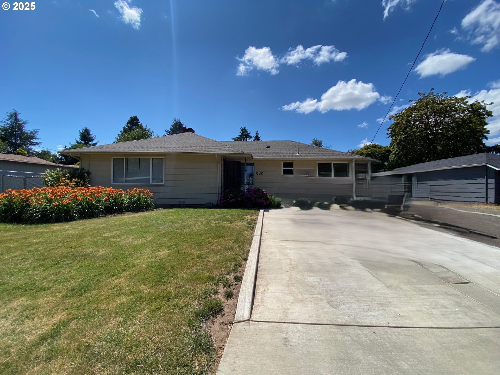 930 LAURELHURST DR