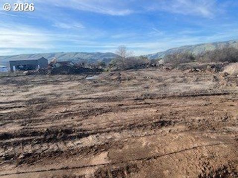 217 E ST Dallesport WA 98617