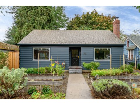 Photo of 1020 NE 5th St, McMinnville, OR 97128 (MLS # 566266402)