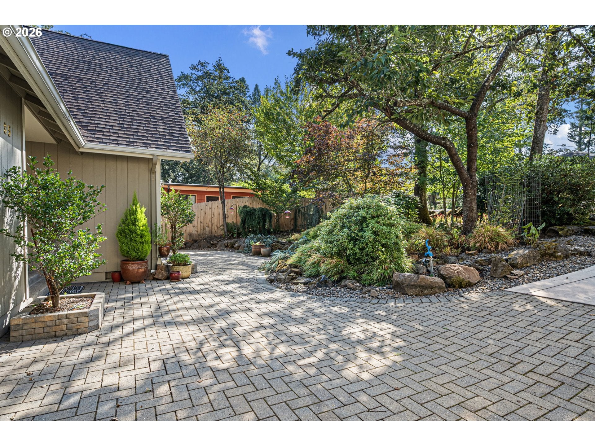 85 W 35TH PL