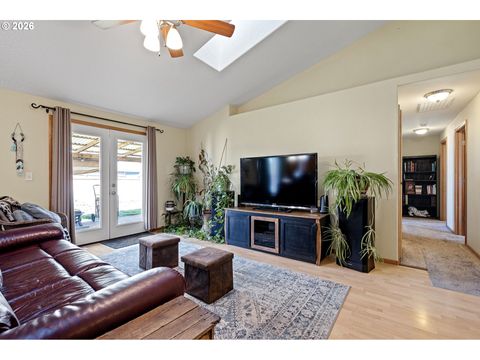 Tiny photo for 573 Creswood Dr, Creswell, OR 97426 (MLS # 331098843)