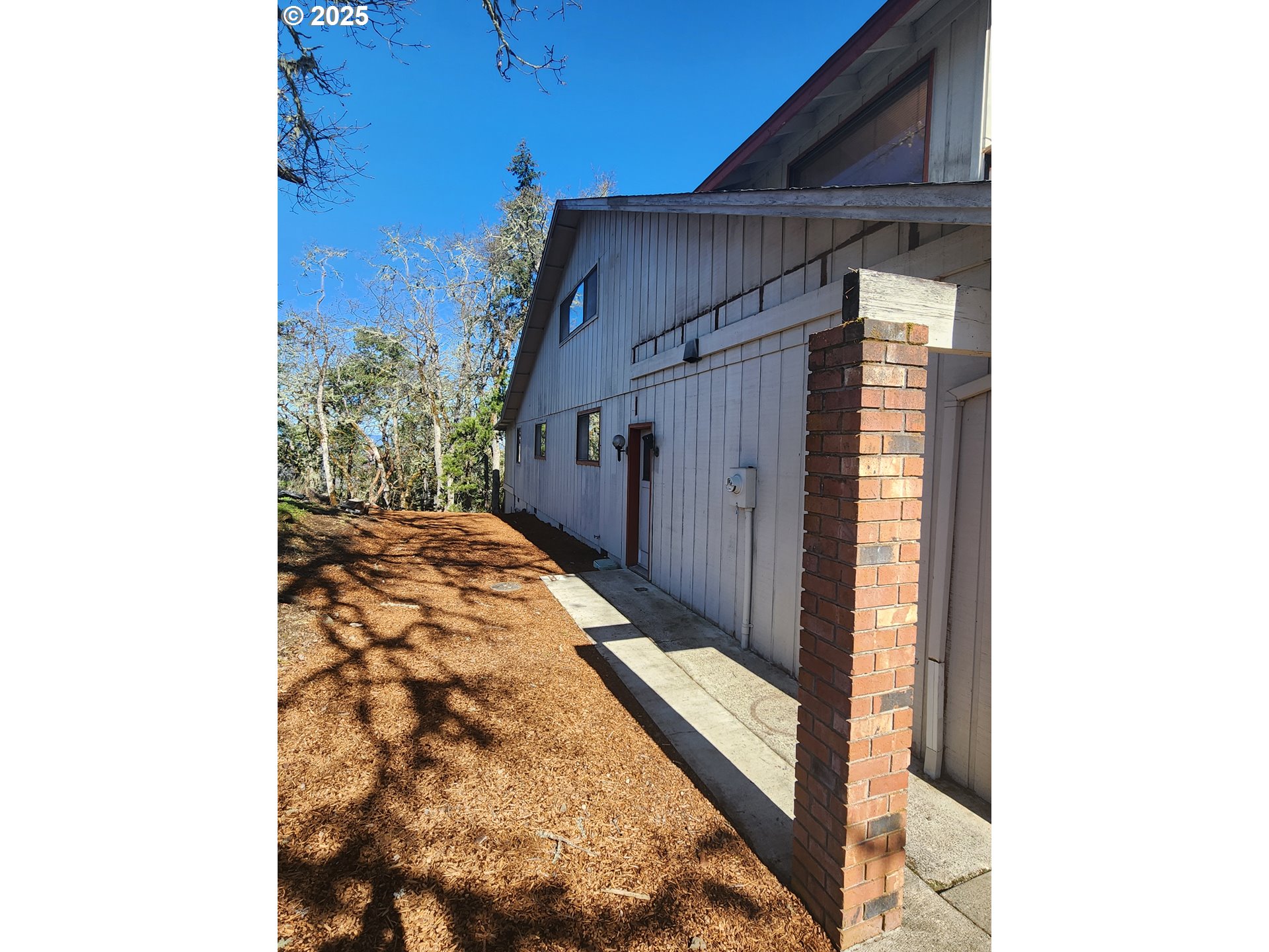 810 SE SUMMIT DR