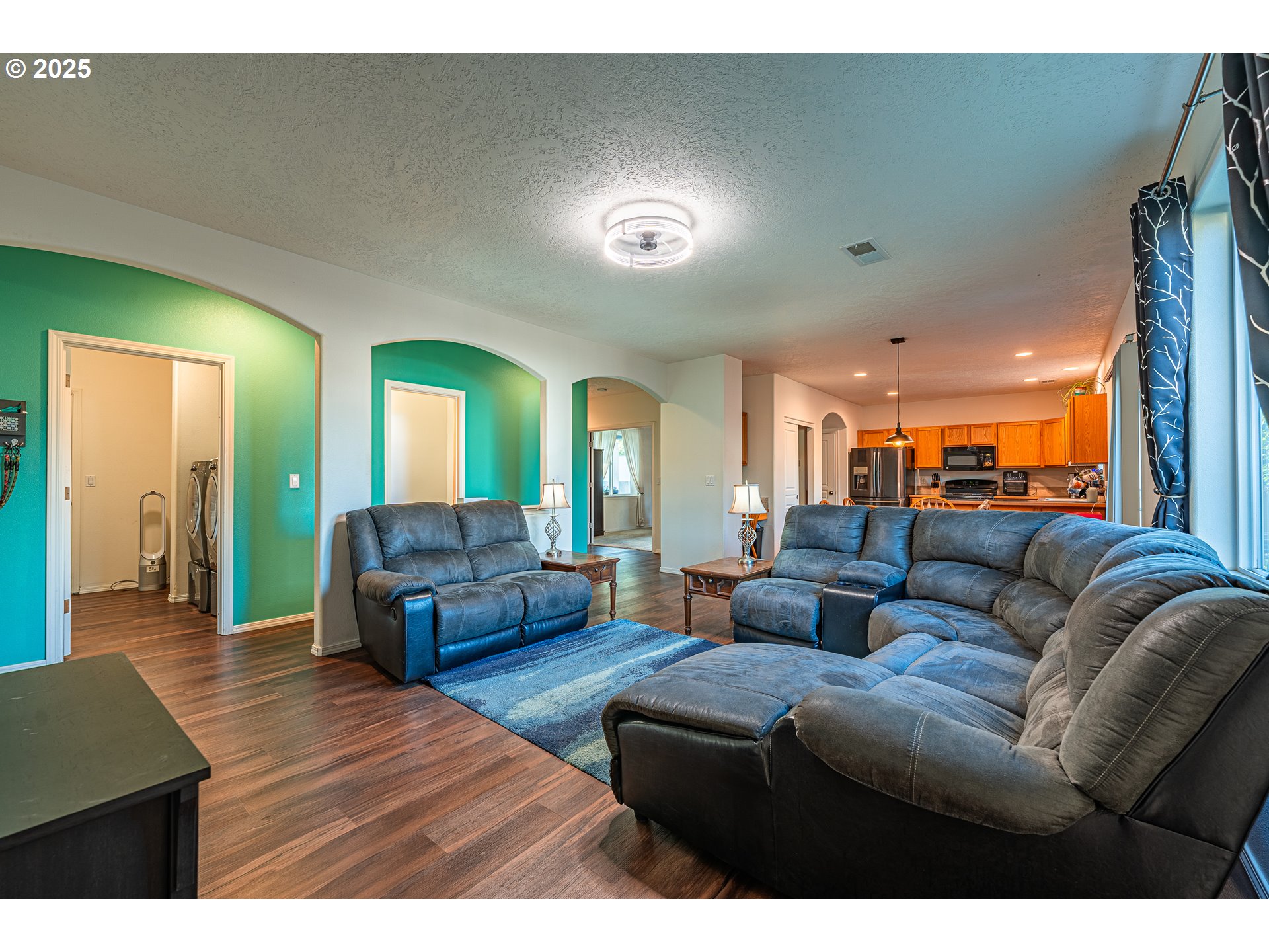 1131 VERONICA LN