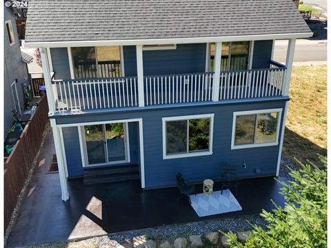 A home in Cascade Locks