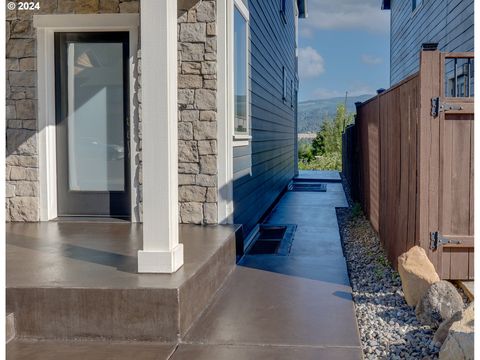 A home in Cascade Locks