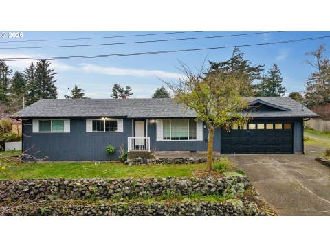 Photo of 610 Pacific Ave, Coos Bay, OR 97420 (MLS # 496754002)