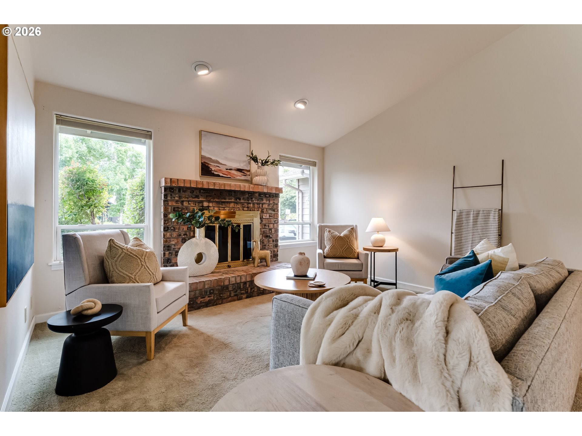 886 RIVER HILLS DR