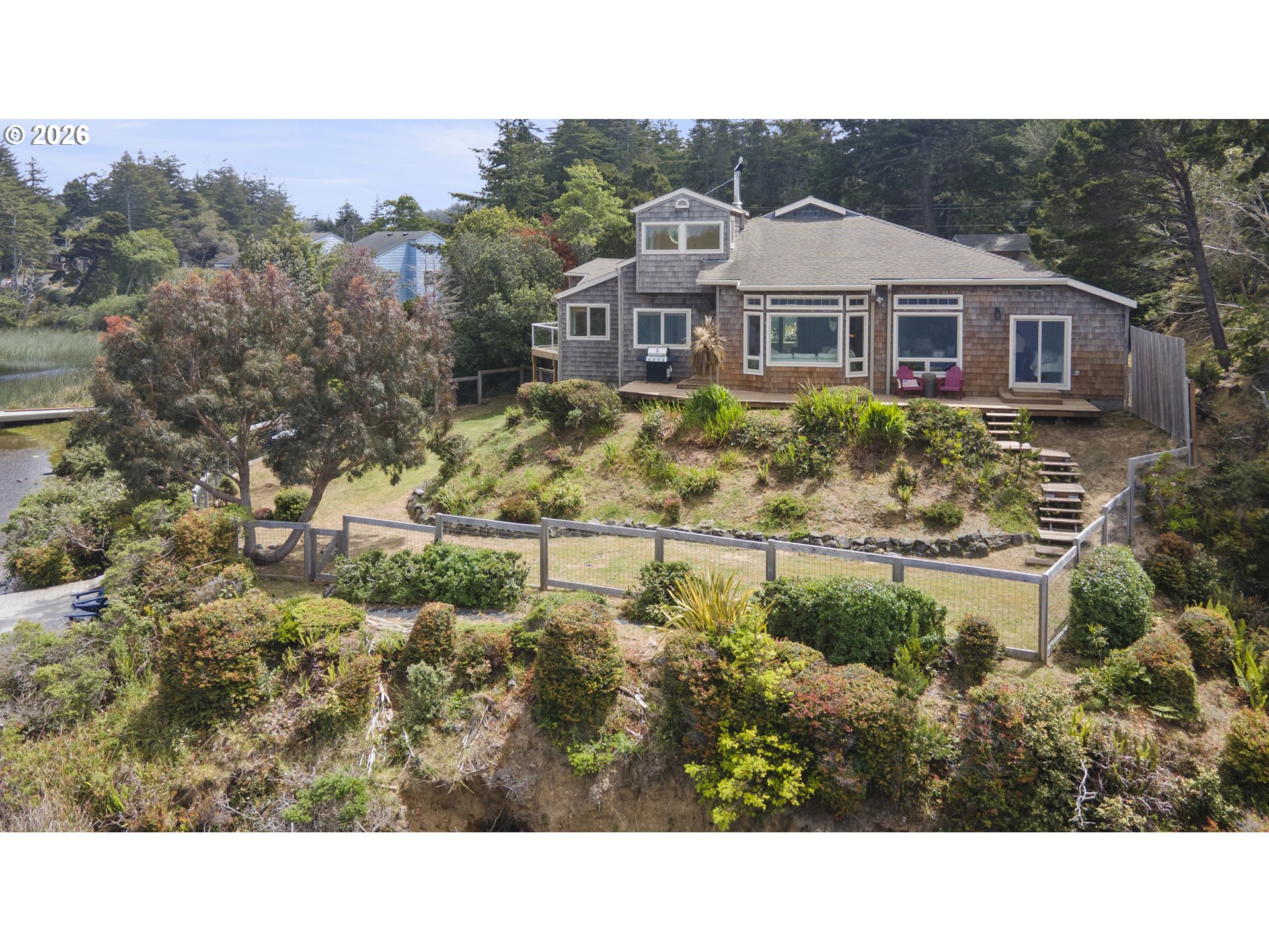 1008 LAKESHORE DR