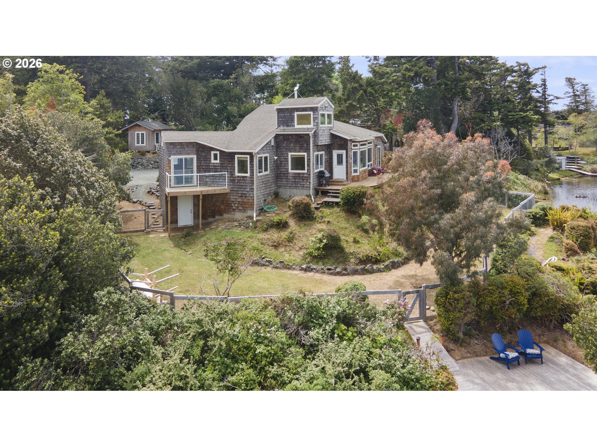 1008 LAKESHORE DR