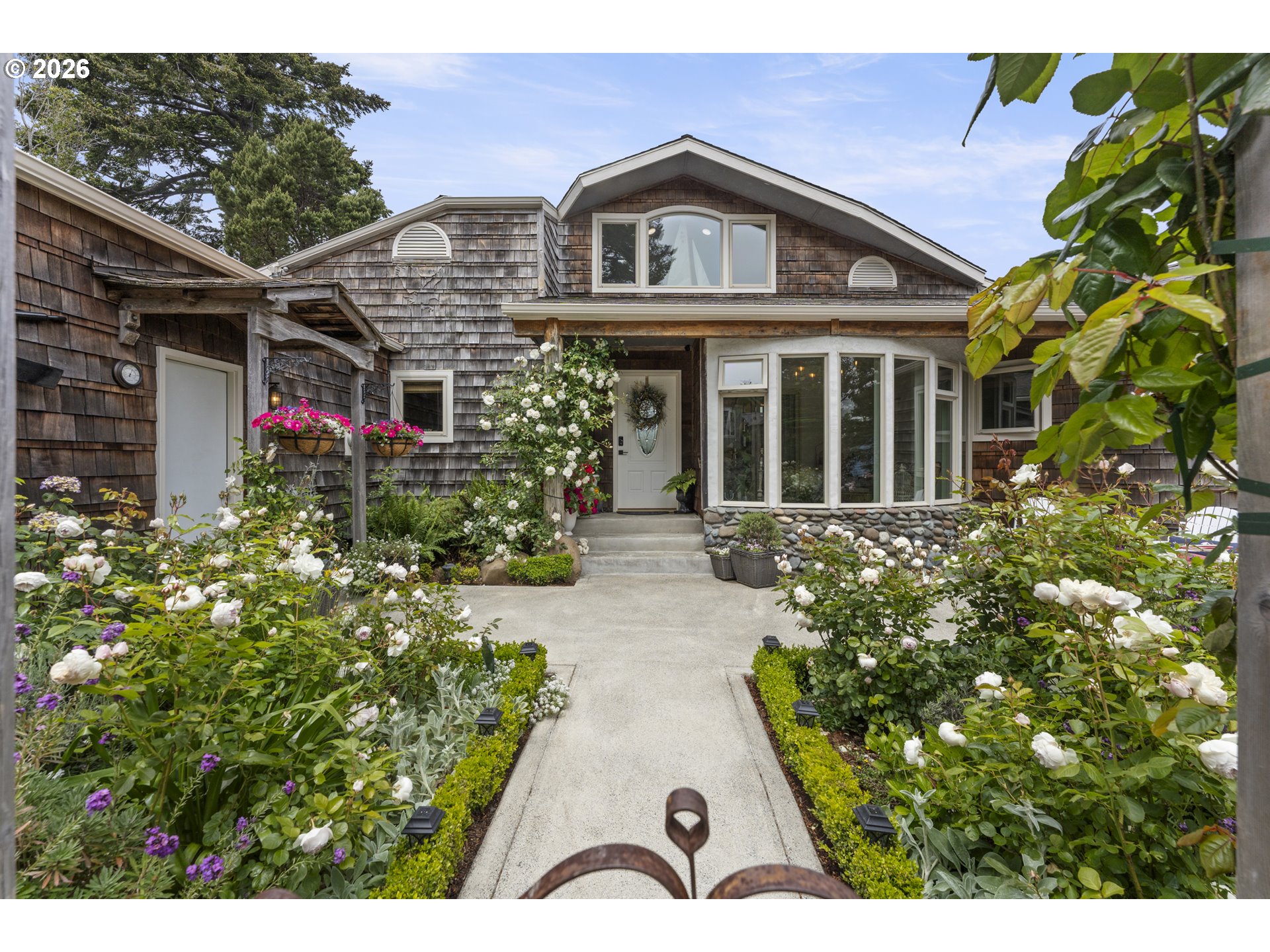 1008 LAKESHORE DR