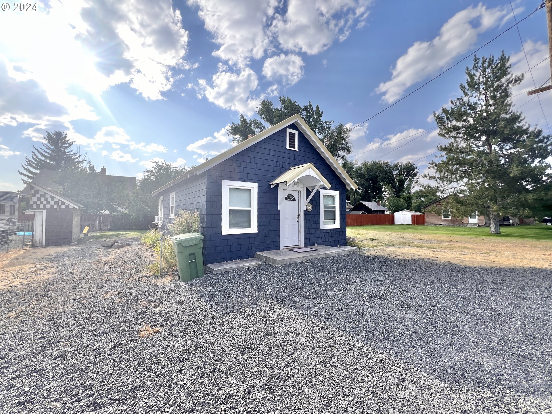 570 N CEDAR AVE