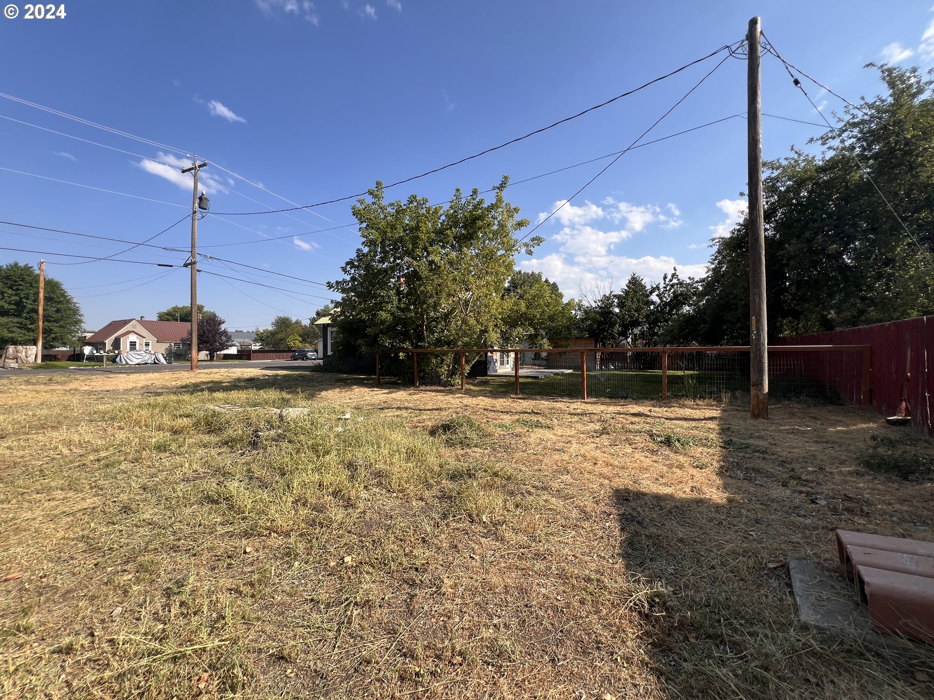 570 N CEDAR AVE