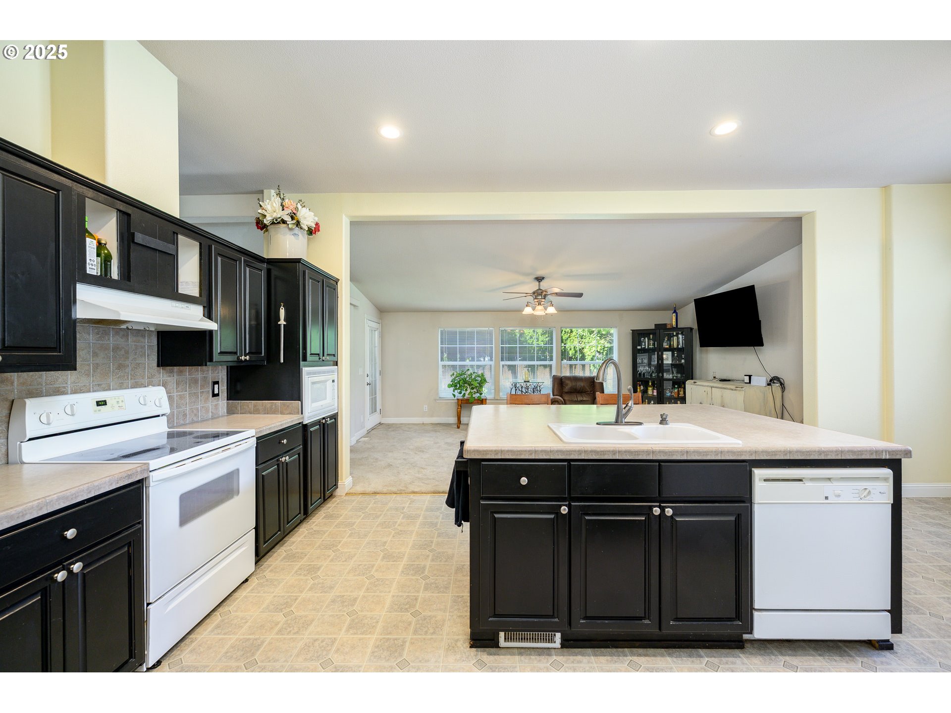 McMinnville, Oregon 97128, United States, 4 Bedrooms Bedrooms, ,3 BathroomsBathrooms,Residential,Active,192275