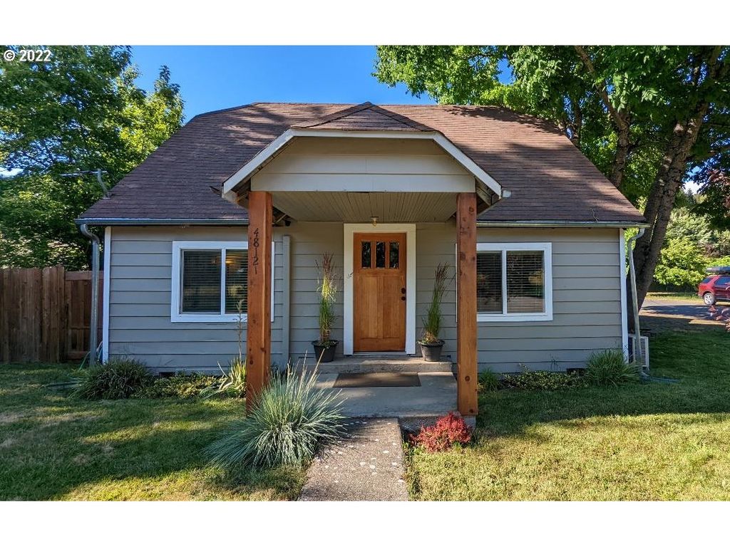Photo for 48121 Commercial St, Oakridge, OR 97463 (MLS # 24273250)