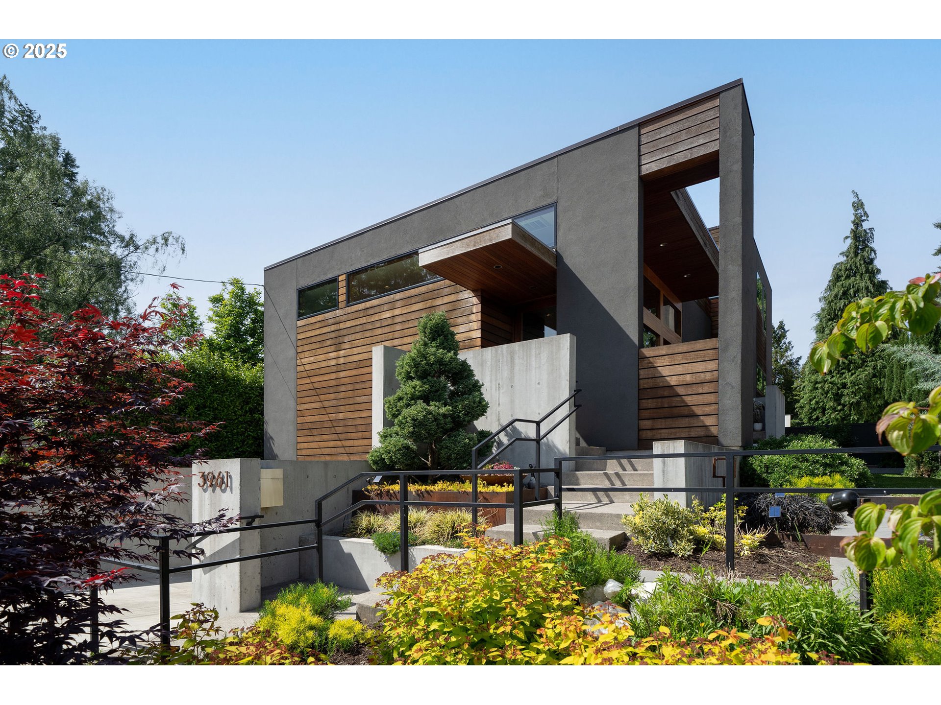 3961 SE BERKELEY WAY