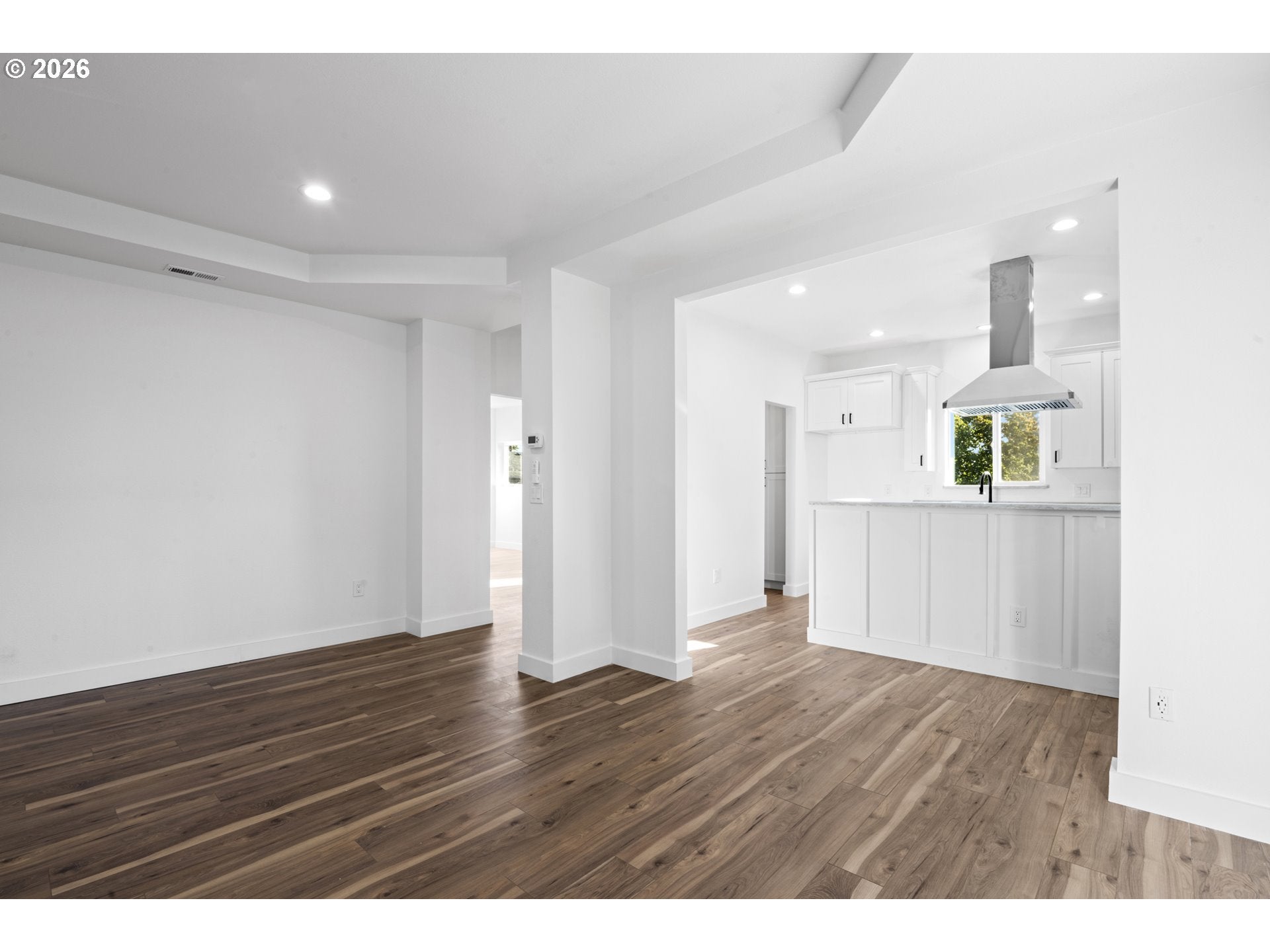 570 Holmes LN