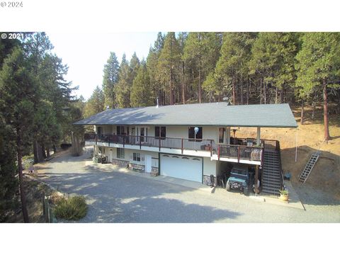 A home in Days Creek